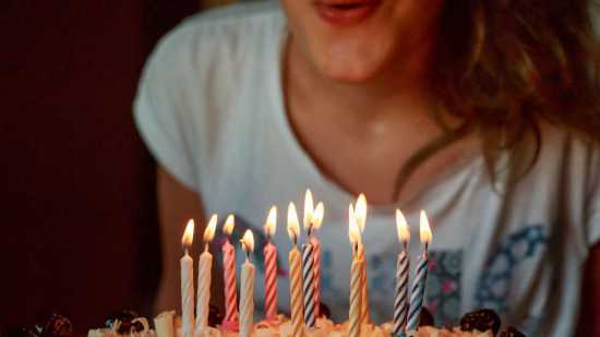 soplar las velas del pastel de cumpleaños